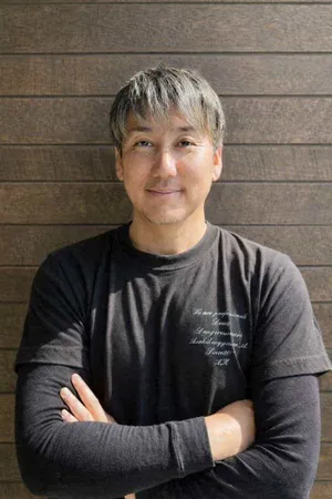 アサヒペイント代表 鶴見 剛。静岡の気候に合わせた丁寧な塗装を提案します。